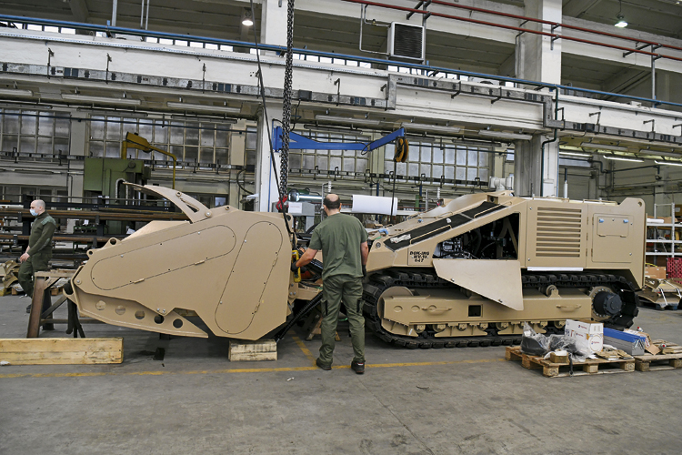 Cipar kupuje izraelske Merkave i šalje svojih osamdesetak ruskih tenkova T-80 Ukrajini 631-doking-3a